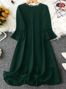 SHEIN LUNE 大码纯色 V 领荷叶边下摆休闲连衣裙