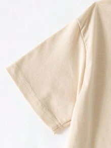 SHEIN 青少年男孩两件套酷炫卡通图案杏色 T 恤和破洞紧身蓝色牛仔裤套装，两件套