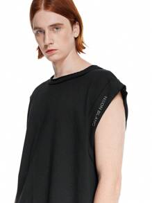 Manfinity VCAY Schwarz gestricktes dekonstruiertes Oversized Herren Tank Top ohne Ärmel mit rundem Kragen und Slogan, aus reiner Baumwolle hergestellt und durch Hochfrequenz-Verfahren bearbeitet. Geeignet für den täglichen Gebrauch in der Frühlings- /Sommer Saison.