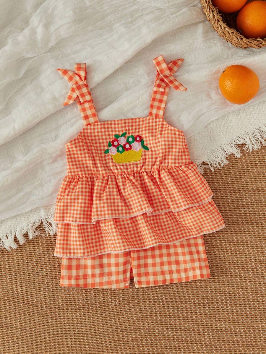 SHEIN 新款夏季風格嬰兒女孩可愛的格子紋坦克上衣，配有蝴蝶結，花卉刺繡花紋和透氣格子紋短褲時尚套裝，2件/套 - 橘色 - 查看 1