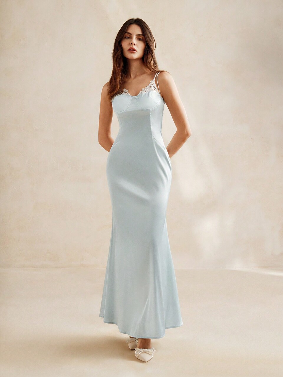 Vestido de cami elegante para mujer con encaje de contraste y dobladillo en forma de sirena
