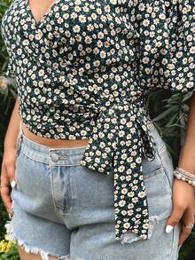 Truni Blouse à manches courtes avec imprimé marguerite bohème pour femmes grande taille, avec col en V croisé et détail de lien sur le côté, pour l'été - Noir - Voir 3