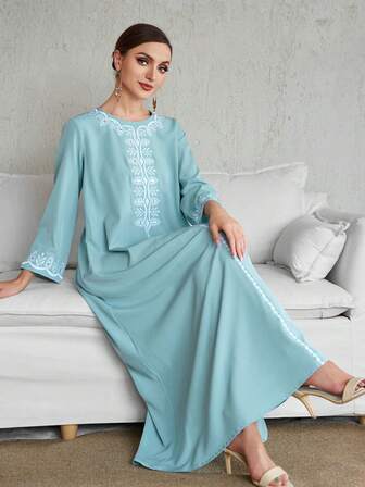 淺藍色長袖刺繡寬鬆風格阿拉伯女士連衣裙