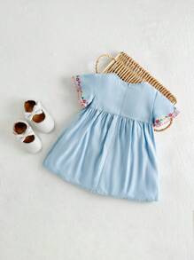 Cozy Pixies Vestido de Manga Curta com Gola Redonda e Franja em Estilo Bohemio com Bloco de Cor e Padrão Floral para Bebê Menina com Bainha de Flor - Azul - Visão 2