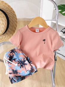Atuendo cómodo y casual para bebé niño con patrón de árboles de coco