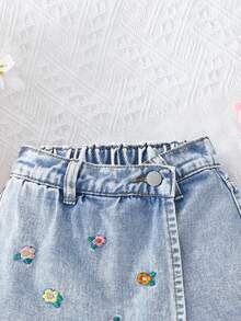 SHEIN 少女花卉刺繡休閒夏季牛仔短褲 - 淺色水洗藍 - 查看 3