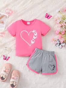 Conjunto veraniego informal para bebé niña con camiseta de manga corta y pantalones cortos impresos con corazones y mariposas - Rosa - Ver 1