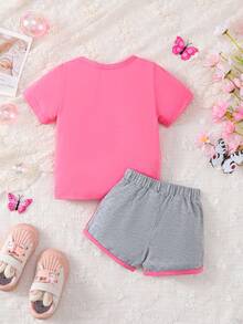 Conjunto veraniego informal para bebé niña con camiseta de manga corta y pantalones cortos impresos con corazones y mariposas - Rosa - Ver 2