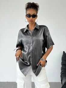 SHEIN EZwear Camisa de manga corta gris brillante adecuada para festivales de música y uso diario, como una prenda externa