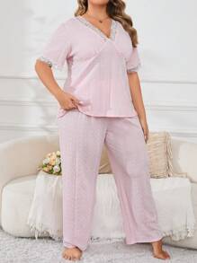 Conjunto rosado de encaje con mangas cortas y pantalones largos