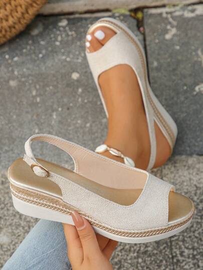 Nuove Sandali con zeppa casual alla moda beige con i piedi a vista per donne di mezza età con tacco largo, colore oro
