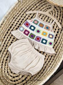 Cozy Pixies Conjunto de dos piezas en color albaricoque para bebé niña con top de tirantes de ganchillo con diseño de cintas de colores empalmado con pantalones cortos con dobladillo de volantes. Lindo diseño floral de yemas. Ideal para llevar en casa durante el verano o para vacaciones, estilo casual coreano y japonés.