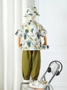 Camisa de manga corta con estampado tropical para niño joven con pantalones de unicolor y gorro, atuendo para vacaciones y tiempo libre - Verde militar - Ver 2