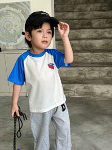 SHEIN Camiseta de Manga Curta com Gola Redonda Estampada Minimalista para Meninos Jovens