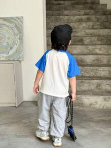 SHEIN Camiseta de Manga Curta com Gola Redonda Estampada Minimalista para Meninos Jovens