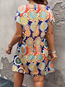 SHEIN LUNE Vestido Plus Size solto com mangas morcego e decote em V com estampa - Multicolorido - Visão 2