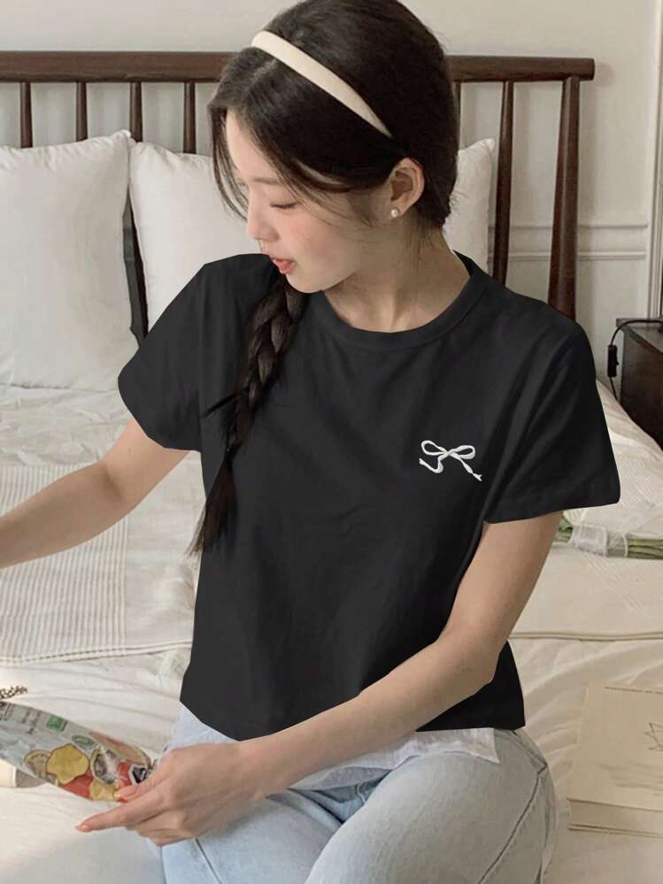 DAZY Áo thun nữ tay ngắn thêu nơ cổ tròn họa tiết - màu đen - Xem 5
