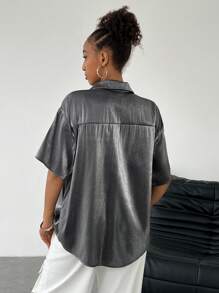 SHEIN EZwear Camisa de manga corta gris brillante adecuada para festivales de música y uso diario, como una prenda externa
