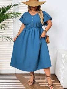 SHEIN CURVE+ Robe bleue grande taille pour femme avec col en V, bouton et manches pétales - Bleu azur - Voir 1