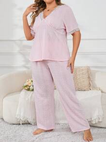 Conjunto rosado de encaje con mangas cortas y pantalones largos