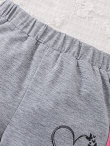 Conjunto veraniego informal para bebé niña con camiseta de manga corta y pantalones cortos impresos con corazones y mariposas - Rosa - Ver 3