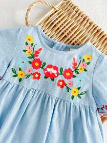 Cozy Pixies Vestido de Manga Curta com Gola Redonda e Franja em Estilo Bohemio com Bloco de Cor e Padrão Floral para Bebê Menina com Bainha de Flor - Azul - Visão 4