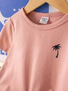 Atuendo cómodo y casual para bebé niño con patrón de árboles de coco