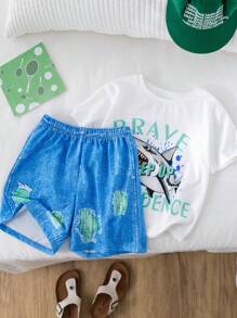 Conjunto de 2 piezas para niños jóvenes, camiseta de manga corta con estampado de tiburón en estilo callejero y shorts de mezclilla azul. Cómodo, transpirable y casual, adecuado para uso diario, deportes y hogar. Ideal para primavera y verano.