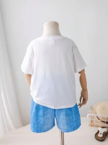 Conjunto de 2 piezas para niños jóvenes, camiseta de manga corta con estampado de tiburón en estilo callejero y shorts de mezclilla azul. Cómodo, transpirable y casual, adecuado para uso diario, deportes y hogar. Ideal para primavera y verano.