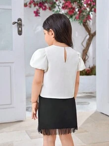 SHEIN مجموعة ملابس علوية بأكمام منتفخة وتنورة ذات حاشية من الشبكة وربطة عنق للفتيات الصغيرات ذات الرقبة العميقة، مناسبة للعطلات والسفر والأحزاب الصيفية - أبيض وأسود - مشاهدة 2