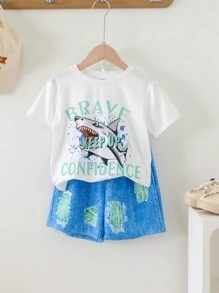Conjunto de 2 piezas para niños jóvenes, camiseta de manga corta con estampado de tiburón en estilo callejero y shorts de mezclilla azul. Cómodo, transpirable y casual, adecuado para uso diario, deportes y hogar. Ideal para primavera y verano.