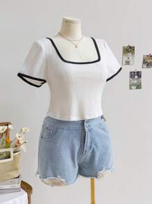 Soleia Plus Size Nữ Cổ Vuông Màu Trắng Họa Tiết Vải Ngắn Bó Sát Phong Cách Kỳ Nghỉ Áo Phông Có Nơ Satin Màu Đen Ở Mặt Sau - Đen và trắng - Xem 3