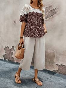 EMERY ROSE Conjunto de dos piezas para mujer de verano casual con parte superior de manga corta con encaje de flores dispersas y cuello redondo empalmada, y pantalón largo sólido con bolsillos