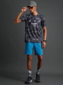 Manfinity Sport Polished Camiseta deportiva de cuello redondo de manga corta con estampado de teñido anudado en estilo de novio para hombres