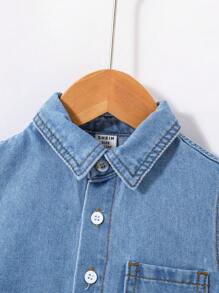 SHEIN Baby Jungen weicher süßer Kurzarm-Kragen Jeanshemd mit Bagger Muster, in Blau, für Sommer Outdoor