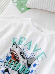 Conjunto de 2 piezas para niños jóvenes, camiseta de manga corta con estampado de tiburón en estilo callejero y shorts de mezclilla azul. Cómodo, transpirable y casual, adecuado para uso diario, deportes y hogar. Ideal para primavera y verano.