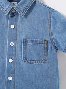 SHEIN Baby Jungen weicher süßer Kurzarm-Kragen Jeanshemd mit Bagger Muster, in Blau, für Sommer Outdoor