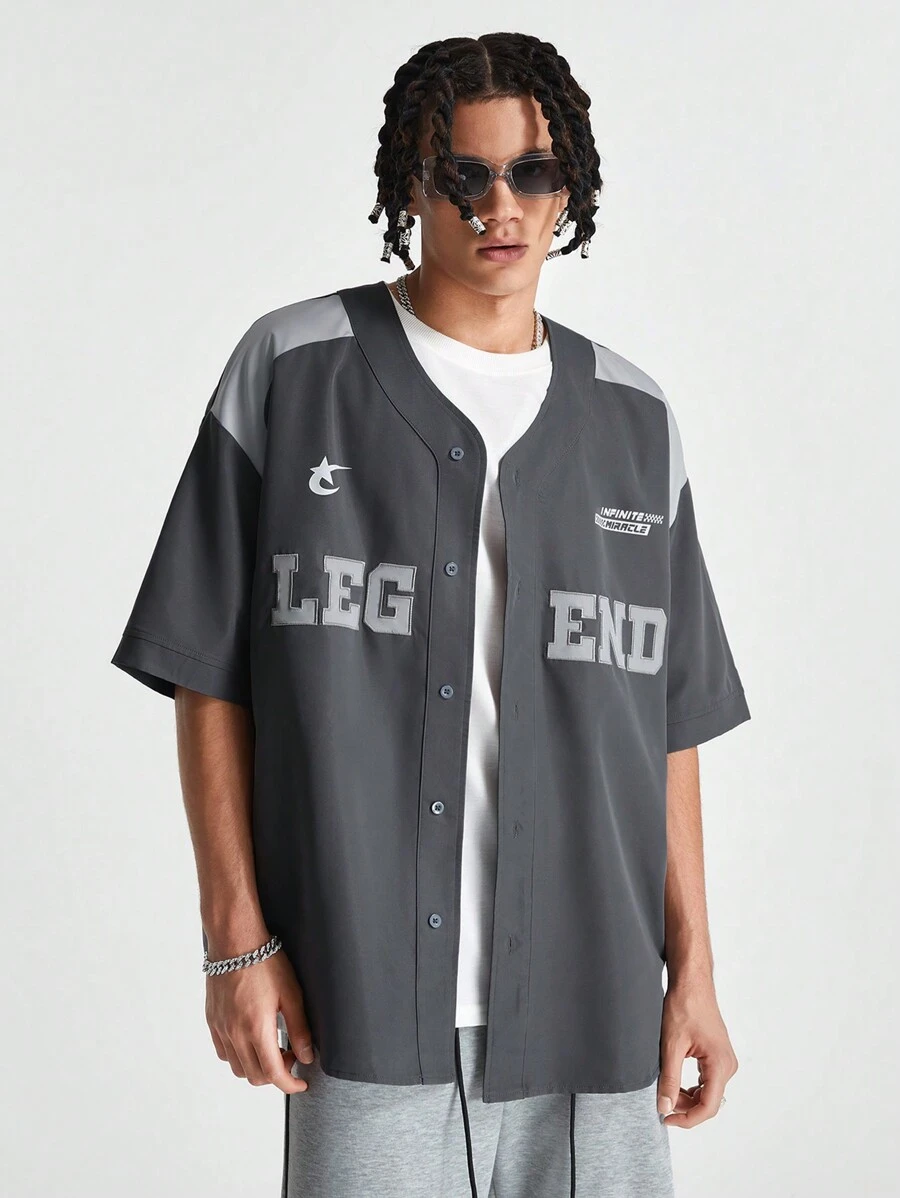 Manfinity VCAY 男士寬鬆短袖襯衫，搭配英文字母刺繡，美式街頭風格 - 灰色 - 查看 1