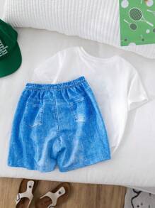 Conjunto de 2 piezas para niños jóvenes, camiseta de manga corta con estampado de tiburón en estilo callejero y shorts de mezclilla azul. Cómodo, transpirable y casual, adecuado para uso diario, deportes y hogar. Ideal para primavera y verano.
