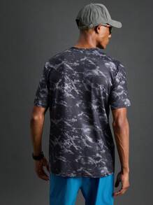 Manfinity Sport Polished Camiseta deportiva de cuello redondo de manga corta con estampado de teñido anudado en estilo de novio para hombres