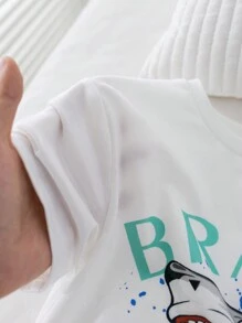 Conjunto de 2 piezas para niños jóvenes, camiseta de manga corta con estampado de tiburón en estilo callejero y shorts de mezclilla azul. Cómodo, transpirable y casual, adecuado para uso diario, deportes y hogar. Ideal para primavera y verano.
