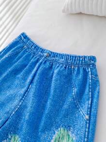 Conjunto de 2 piezas para niños jóvenes, camiseta de manga corta con estampado de tiburón en estilo callejero y shorts de mezclilla azul. Cómodo, transpirable y casual, adecuado para uso diario, deportes y hogar. Ideal para primavera y verano.