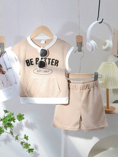 SHEIN 男孩休閒運動校園街頭時尚可愛夏日服裝，BE毛巾刺繡網格八角口袋上衣搭配白邊短袖襯衫和短褲套裝。適用於日常穿著，上學，旅遊和運動。適用於春夏季節。