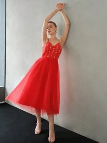 MOTF PREMIUM VESTIDO DE RED CON DETALLE DE PIEDRAS DE CRISTAL Y DOBLADILLO ACAMPANADO