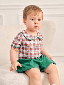 SHEIN Conjunto de 2 piezas de camisa a cuadros y shorts de estilo universitario retro para niños pequeños con cuello volteado, atuendo de primavera y verano para regreso a la escuela