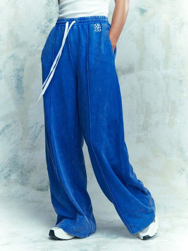 MISSGUIDED Pantalón ancho de chándal con cordón, plisado, efecto tejido vaquero y logotipo bordado, para uso en invierno