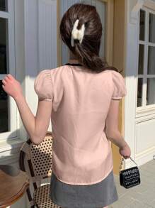 DAZY Camisa para mujer de manga corta sólida con mangas abullonadas y cierre de cordones