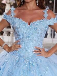 Vestidos de Quinceañera elegantes con hombros descubiertos en tono azul cielo, con apliques florales 3D brillantes. Vestido de gala de princesa con cintura ajustada y volantes, para chicas adolescentes, con lazo en la espalda. - Celeste - Ver 3