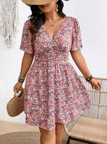 SHEIN Frenchy Plus size casual vakantie ditsy gebloemde Hawaiiaanse jurk met verzamelde taille en a-lijn zoom