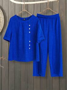 SHEIN LUNE 大碼圓領純色紐扣點綴短袖上衣和長褲夏季休閒度假2件套裝 - 藍色 - 查看 1